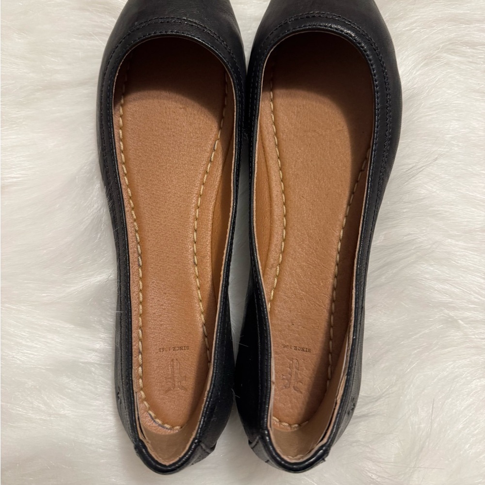 FRYE AND CO. Black and Tan Ballet Flats